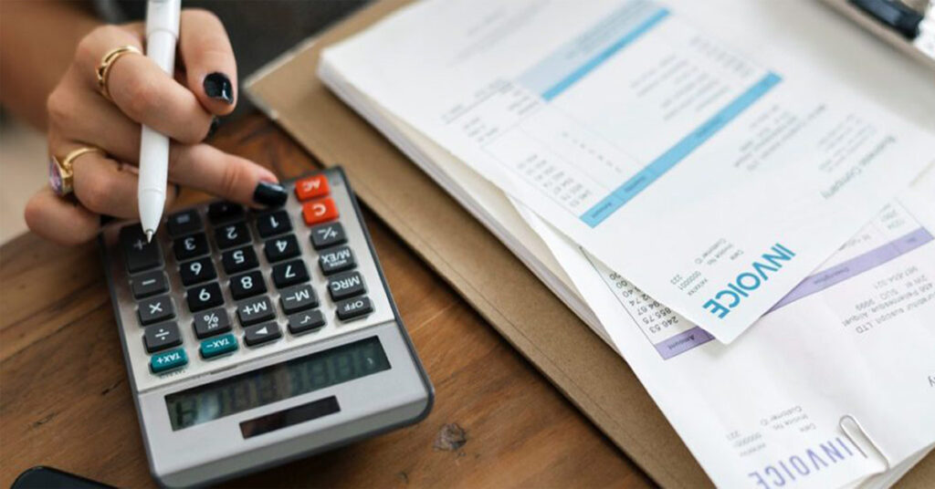 manual invoicing vs invoicing software